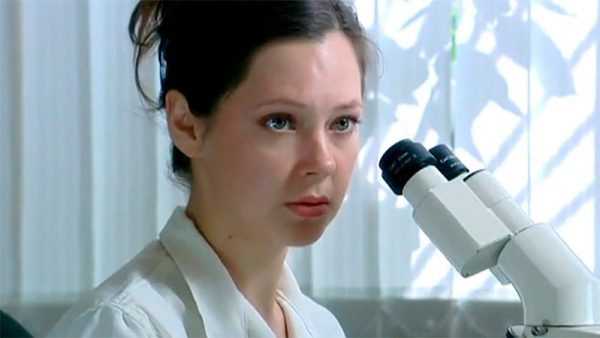 Российская-актриса-театра-и-кино-Ирина-Усок-была-задержана-полицейскими-в-аэропорту-Нью-Йорка,-США